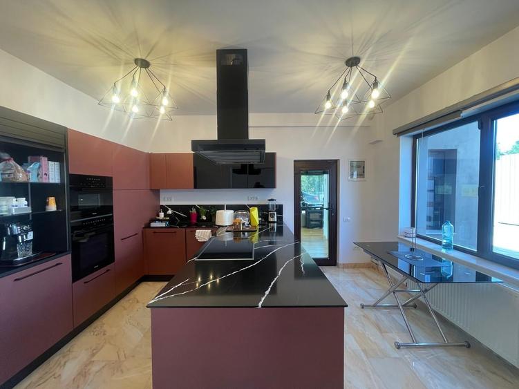 Casă cu 9 camere cu Teren 862 Mp în Pipera
