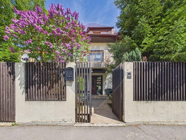 Casă cu 9 camere cu Piscina în Crevedia