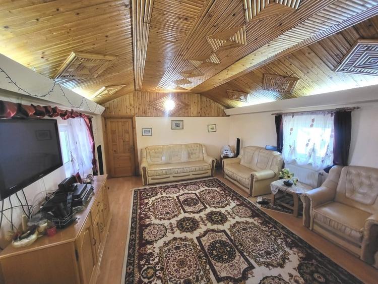 Casă individuală cu 6 camere cu Canalizare în Letea