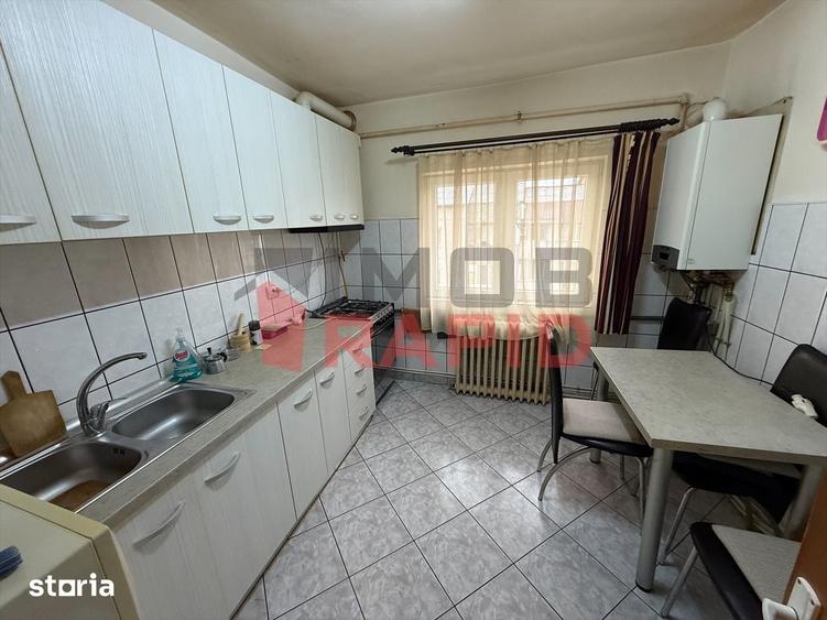 Apartament cu 3 camere semidecomandat în Central