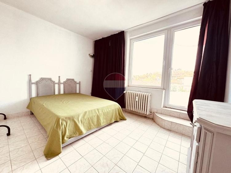 Penthouse cu 13 camere decomandat în Central