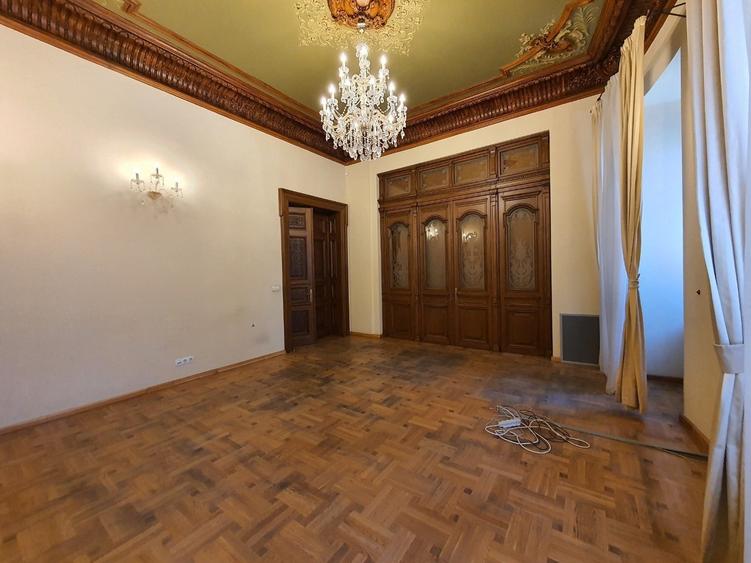 Casă cu 17 camere cu Garaj în P-ța Romană