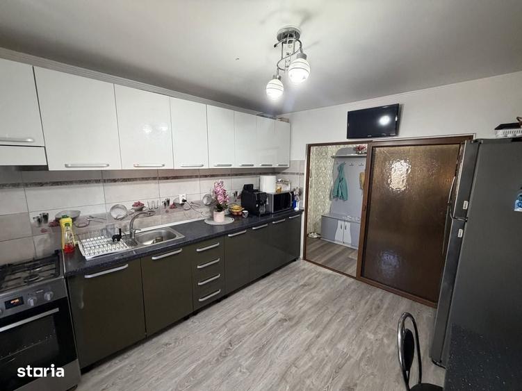Apartament cu 3 camere decomandat în Buzaului