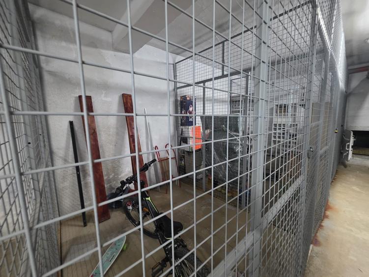 Apartament cu 3 camere semidecomandat în Tractorul