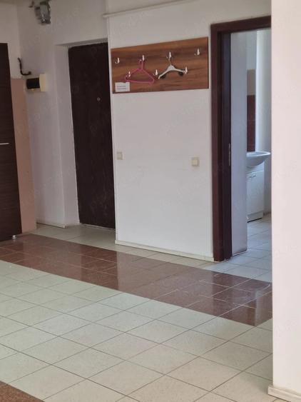 Apartament cu 3 camere semidecomandat în Calea Călărașilor