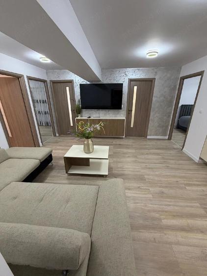 Apartament cu 3 camere decomandat în Petros