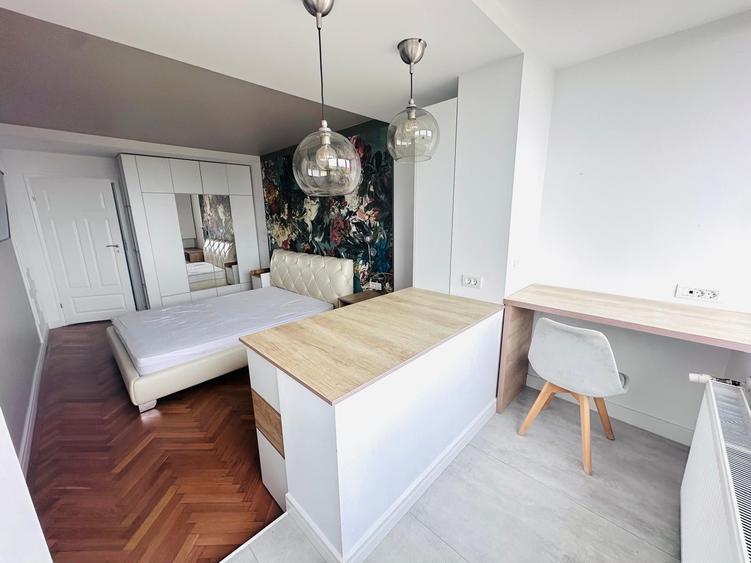 Apartament cu 3 camere semidecomandat, mobilat în Central