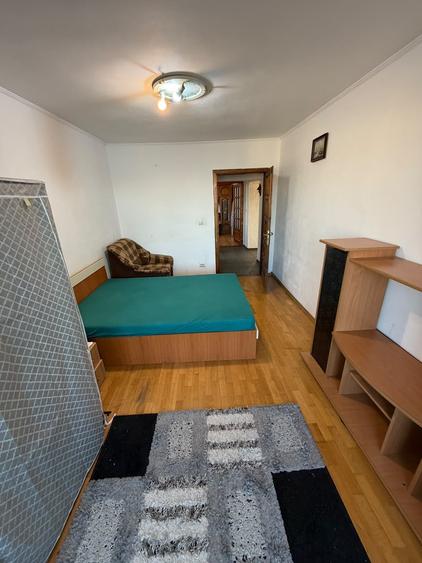 Apartament cu 3 camere decomandat în Girocului