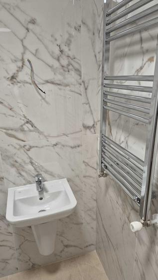 Apartament cu 3 camere decomandat în Tractorul