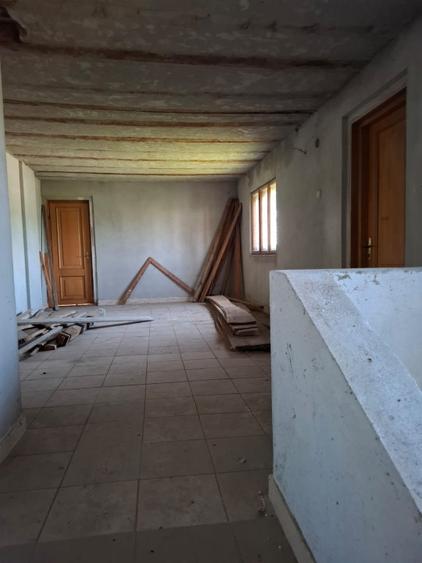 Casă individuală cu 6 camere cu Teren 4500 Mp în Novaci