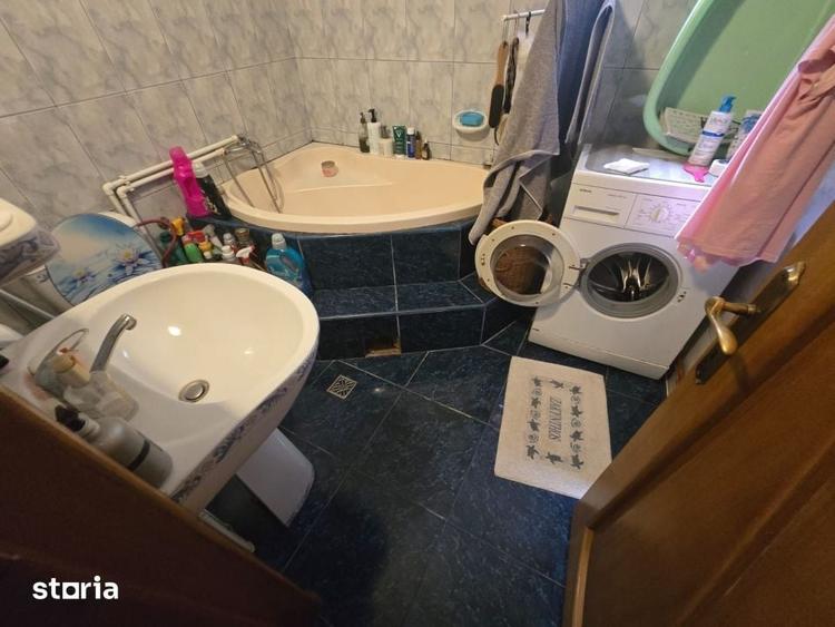 Casă cu 9 camere cu Teren 1295 Mp în Craiovei