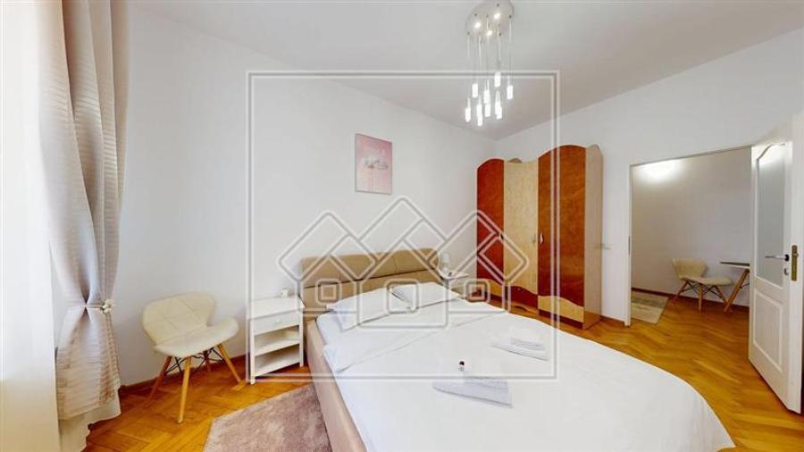 Apartament cu 3 camere semidecomandat în Central