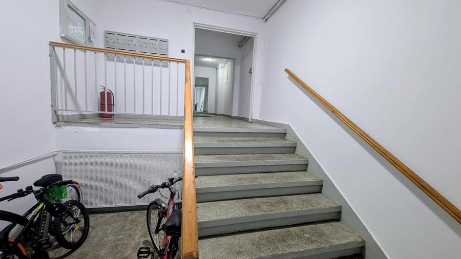 Apartament cu 5 camere decomandat în Est