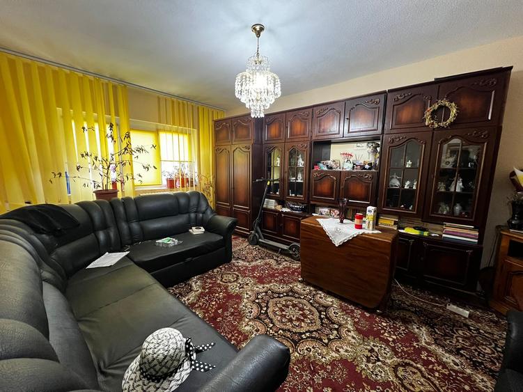 Apartament cu 3 camere decomandat, mobilat în Sud