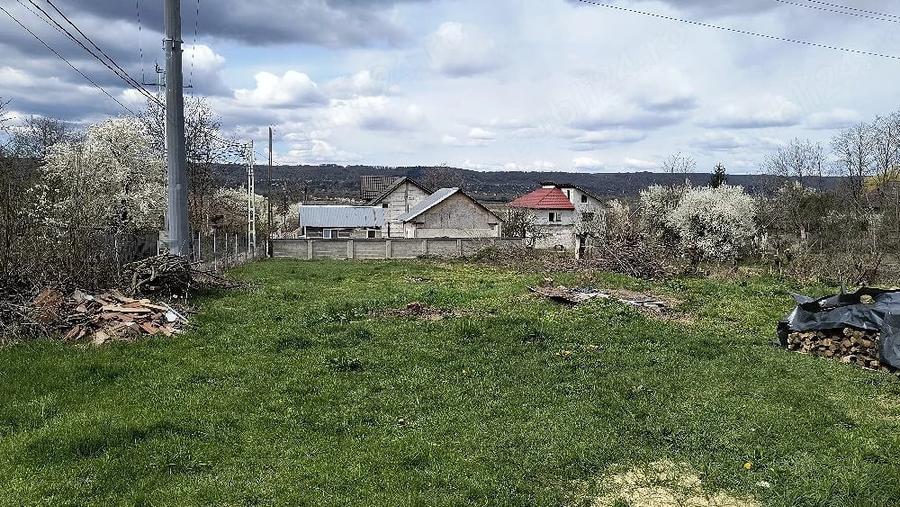 Casă cu Teren 1500 Mp în Izvoarele