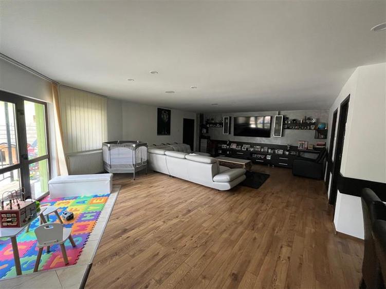 Casă individuală cu 5 camere cu Teren 273 Mp în Periferie