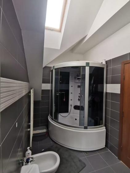 Apartament cu 4 camere semidecomandat, mobilat în Florilor