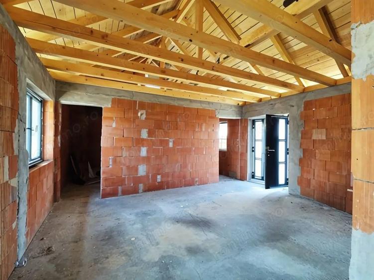 Casă cu Teren 300 Mp în Rontău