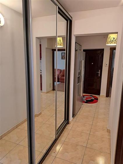 Apartament cu 3 camere decomandat în Baza 3