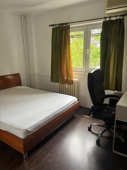 Apartament cu 4 camere semidecomandat în Tineretului