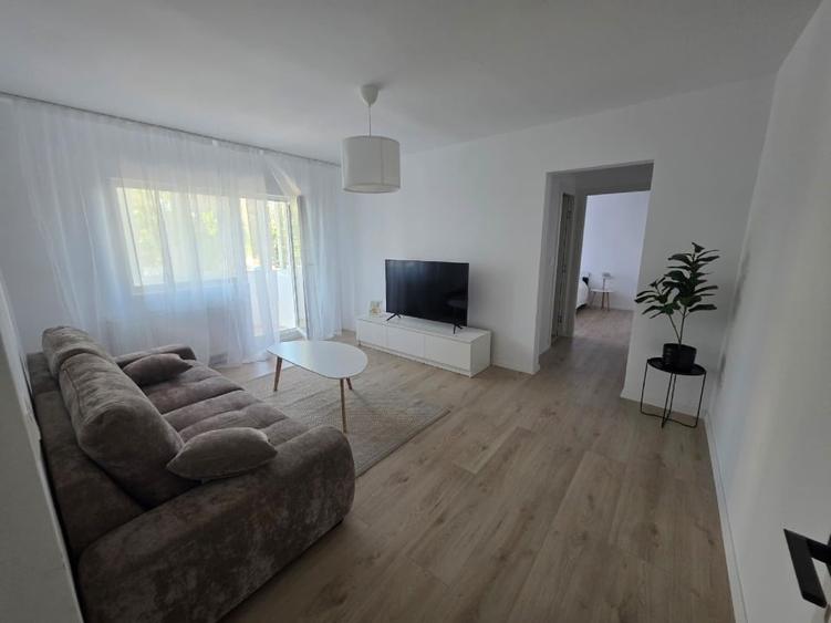 Apartament cu 3 camere semidecomandat, mobilat în Aradului
