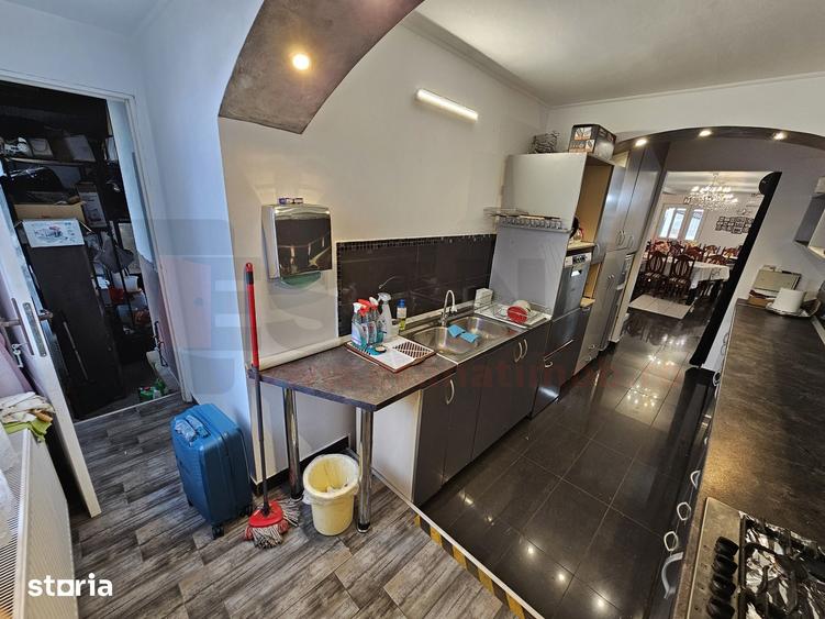 Casă cu 10 camere cu Teren 1892 Mp în Sud
