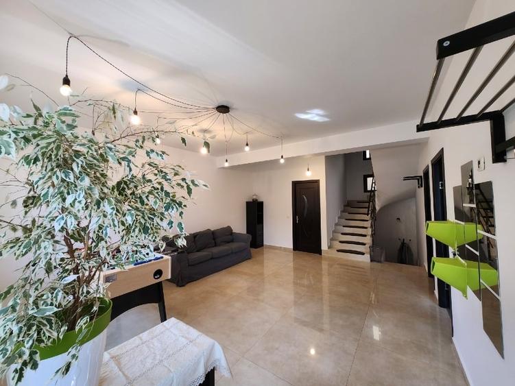 Duplex cu 5 camere cu Canalizare în Dobroești