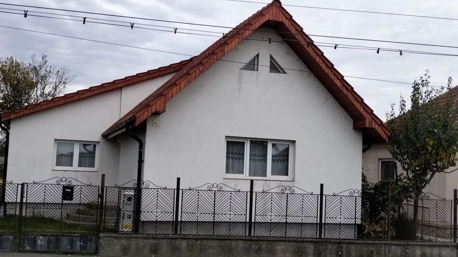 Casă cu 3 camere decomandat în Lazuri