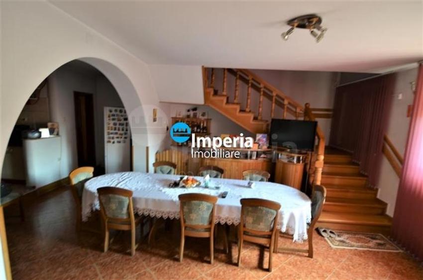 Casă individuală cu 11 camere cu Canalizare în Tomești