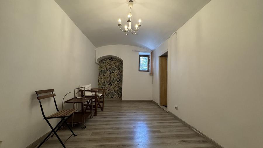 Apartament cu 3 camere semidecomandat în Calea Victoriei