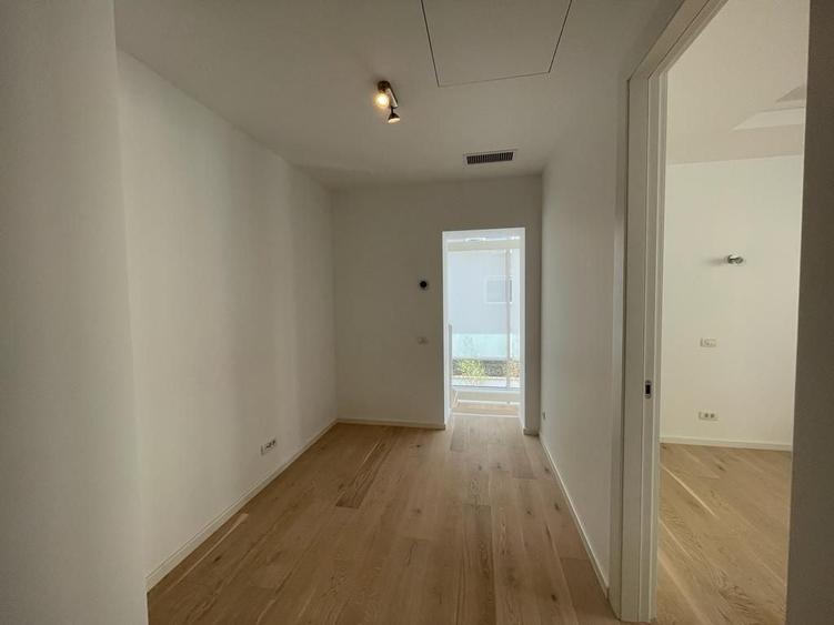 Casă individuală cu 11 camere cu Canalizare în Dorobanți