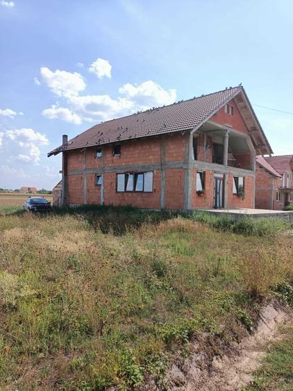 Casă cu 4 camere în Tărian