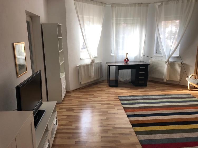 Casă individuală cu 5 camere cu Teren 560 Mp în Central