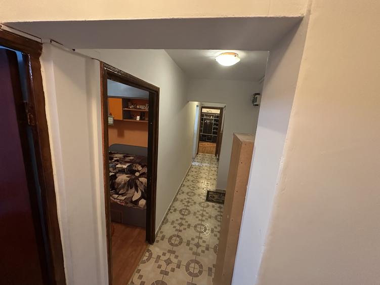 Apartament cu 4 camere semidecomandat, mobilat în Berceni