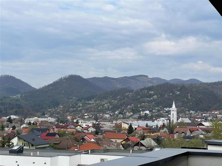 Penthouse cu 3 camere semidecomandat în Orașul Vechi