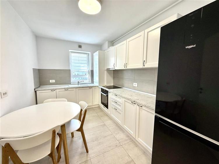 Apartament cu 3 camere decomandat în Tractorul