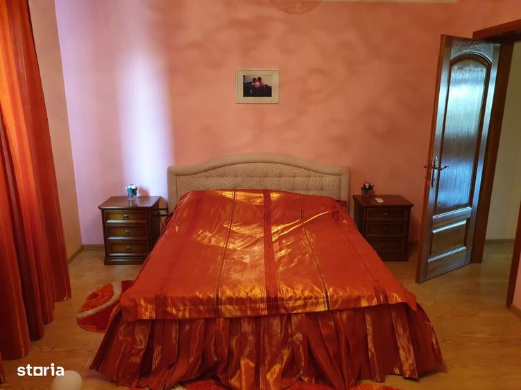Casă cu 10 camere cu Teren 700 Mp în Obor