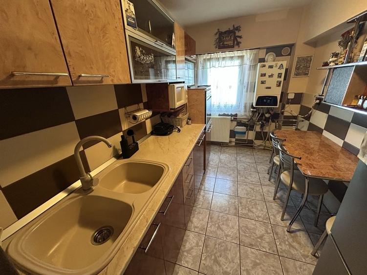 Apartament cu 3 camere decomandat în Central