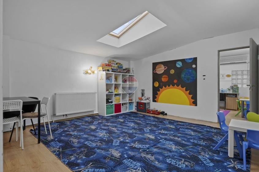 Casă individuală cu 8 camere cu Teren 300 Mp în 13 Septembrie