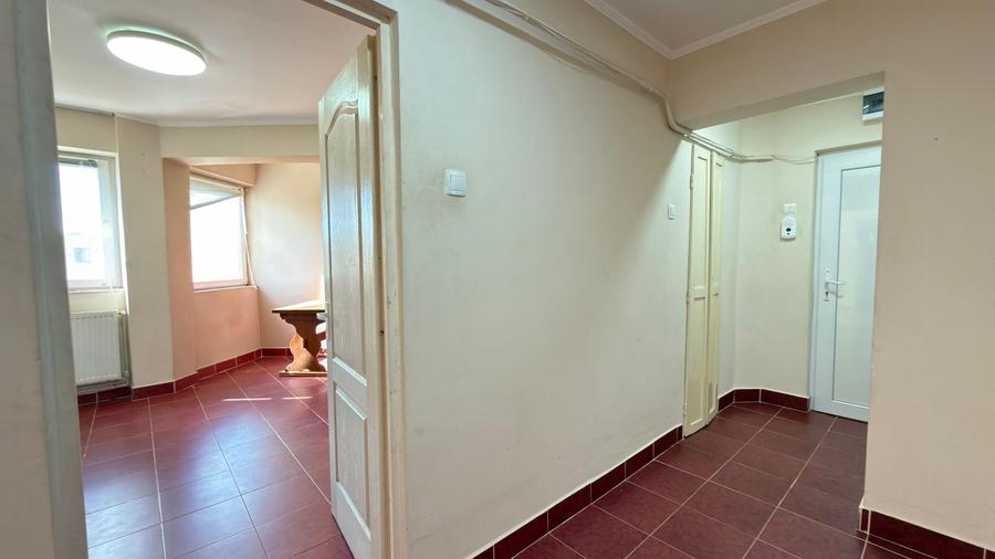Apartament cu 3 camere semidecomandat în Nord-Vest