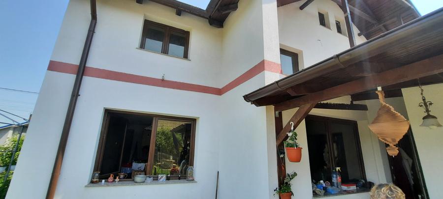 Casă individuală cu 7 camere cu Teren 750 Mp în Central