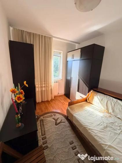 Apartament cu 3 camere semidecomandat în Casa de Cultură