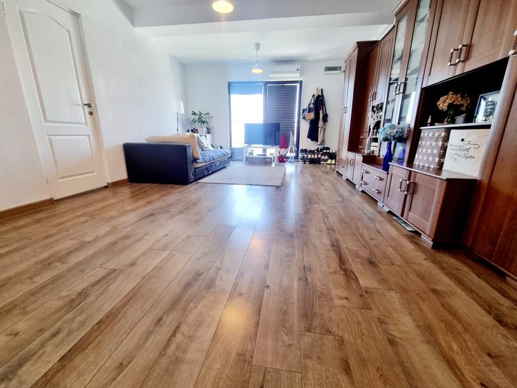 Apartament cu 3 camere semidecomandat, mobilat în Central