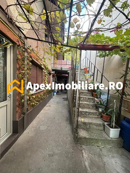 Casă individuală cu 15 camere cu Canalizare în Apărătorii Patriei
