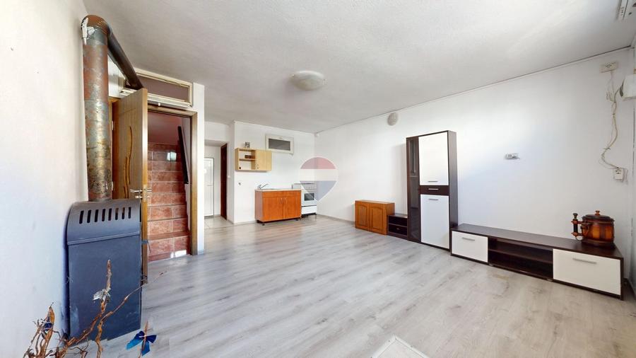 Apartament cu 3 camere semidecomandat, mobilat în Florilor