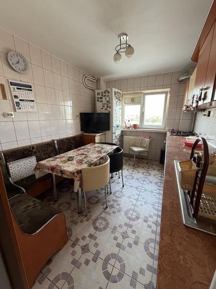 Apartament cu 4 camere semidecomandat în Berceni