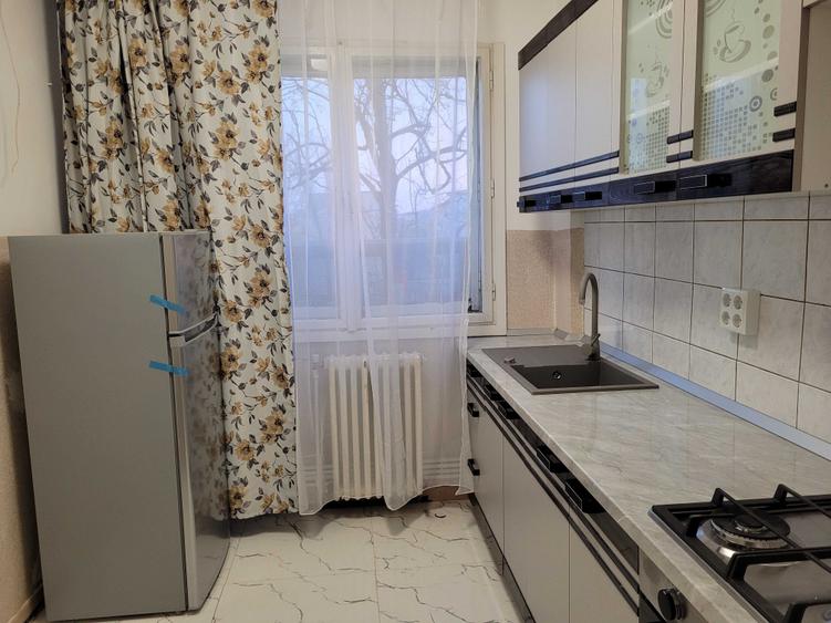 Apartament cu 3 camere decomandat în Podu Roș