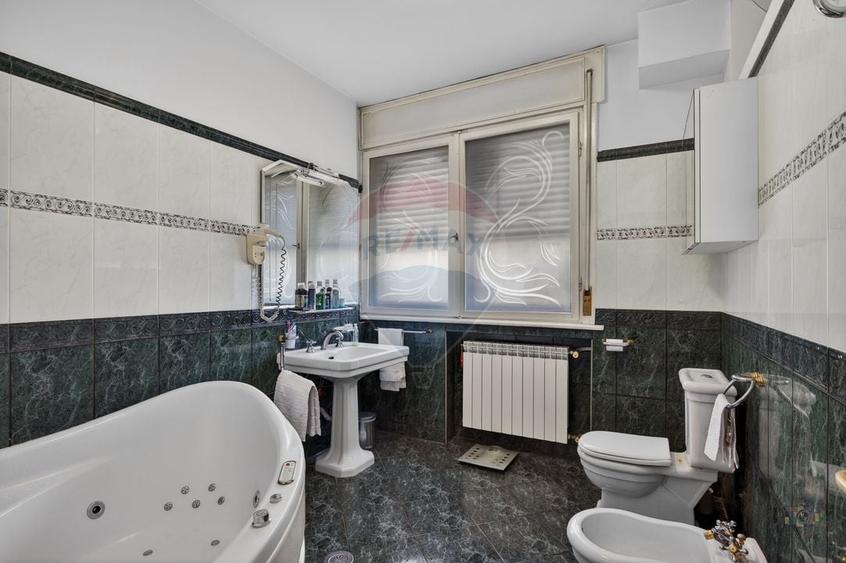 Apartament cu 10 camere decomandat, mobilat în Capitale