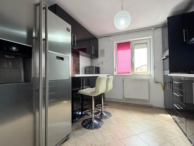 Apartament cu 3 camere decomandat în Girocului