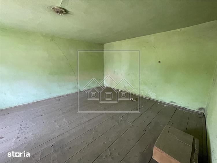 Casă cu 2 camere cu Teren 2162 Mp în Central